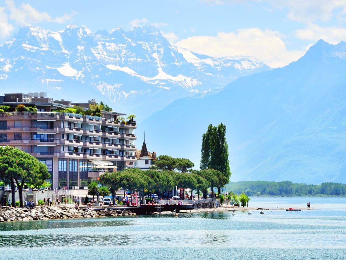 Bo I Montreux, omkranset af bjerge