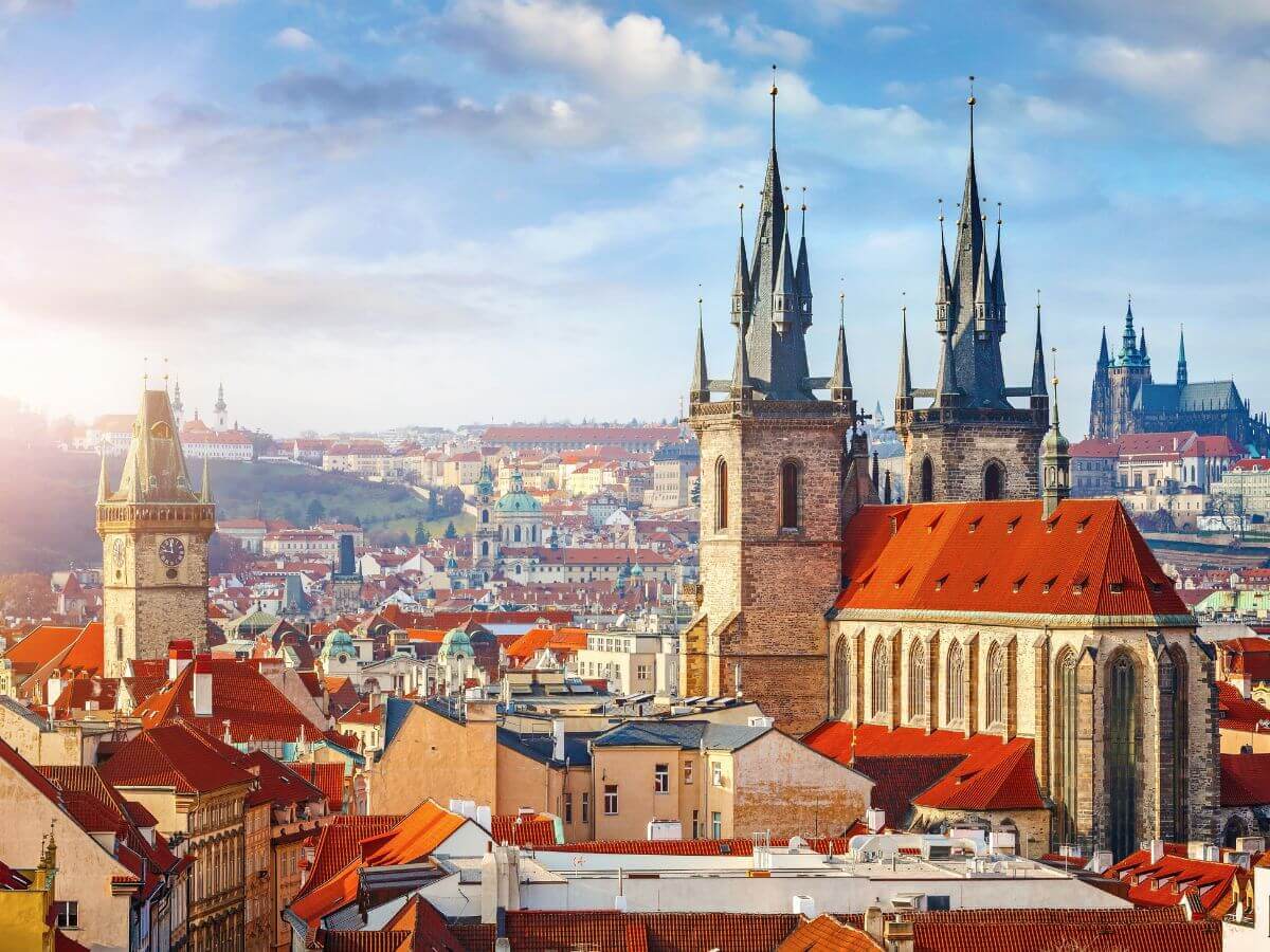 Udsigt ud over tårnene I Prag