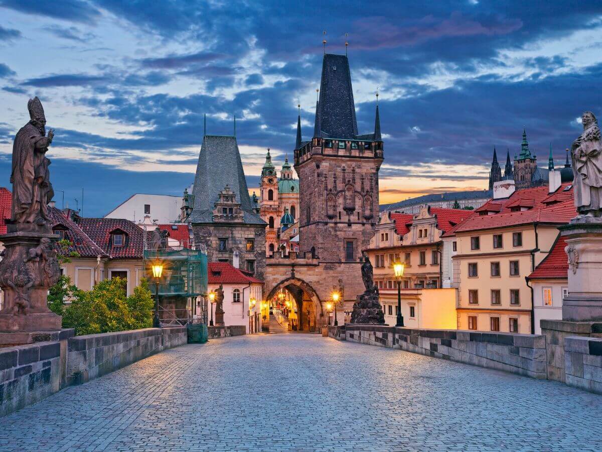 Gå over Karlsbroen I Prag og nyd de mange seværdigheder I byen.