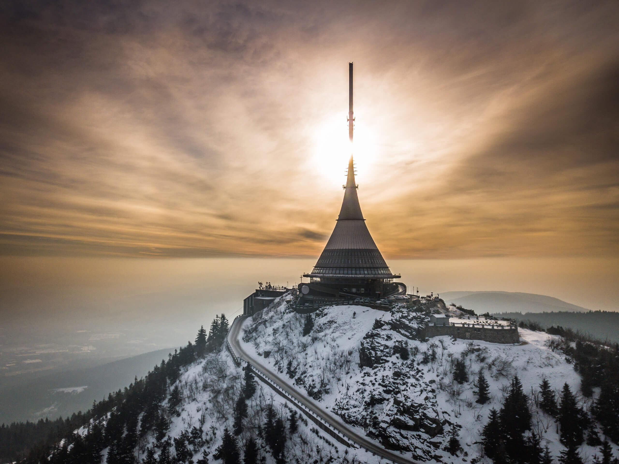 Se op på Jested bjerget fra Liberec eller tag sporvogn derud