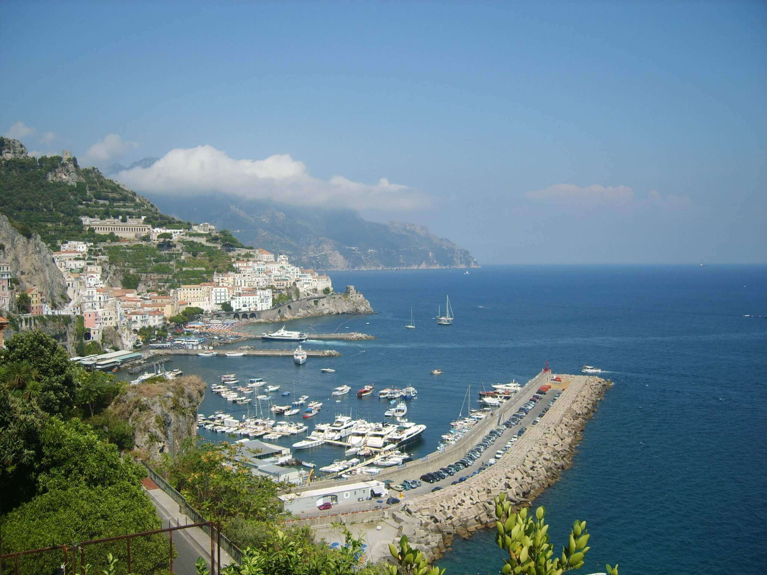 Udsigt ud over Amalfi by og kystlinje