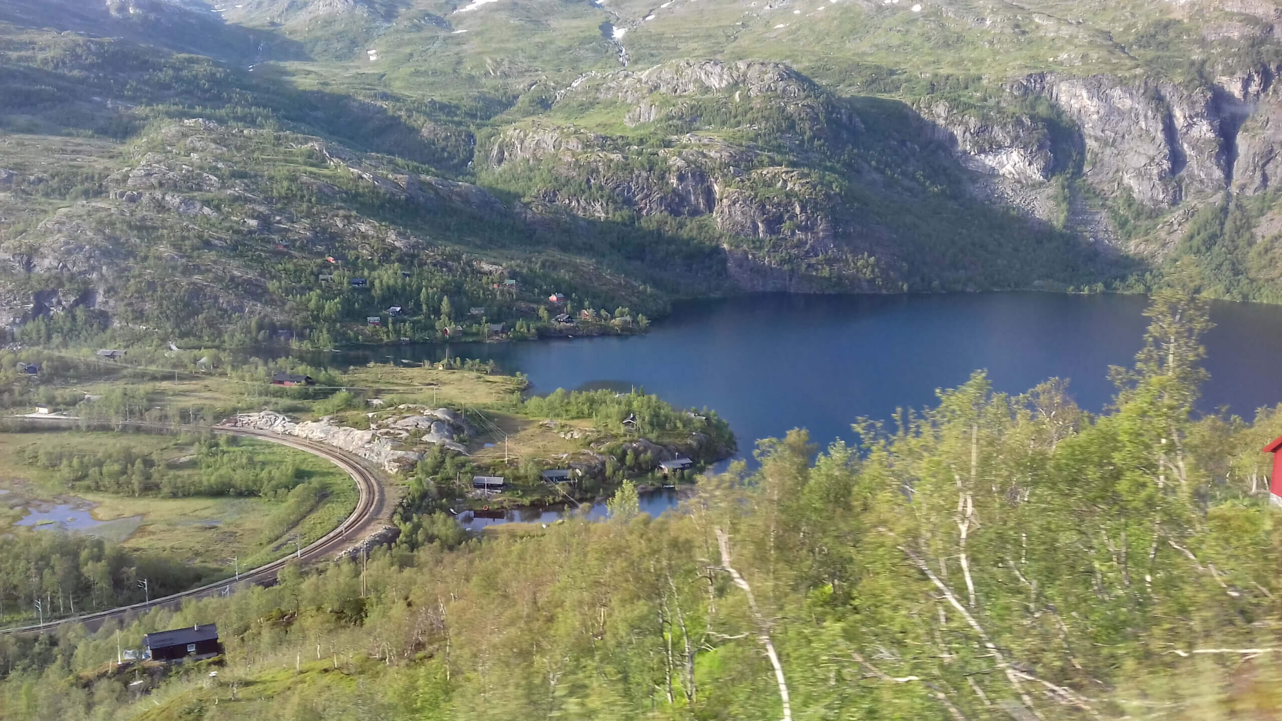 Ruten går forbi fjorde, søer og fjelde