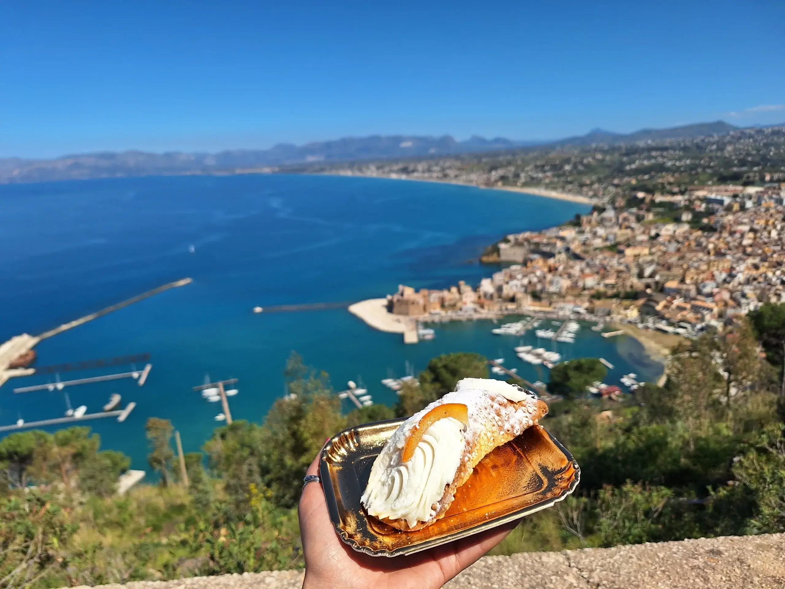 Siciliensk dessert Cannolo samt lækker udsigt