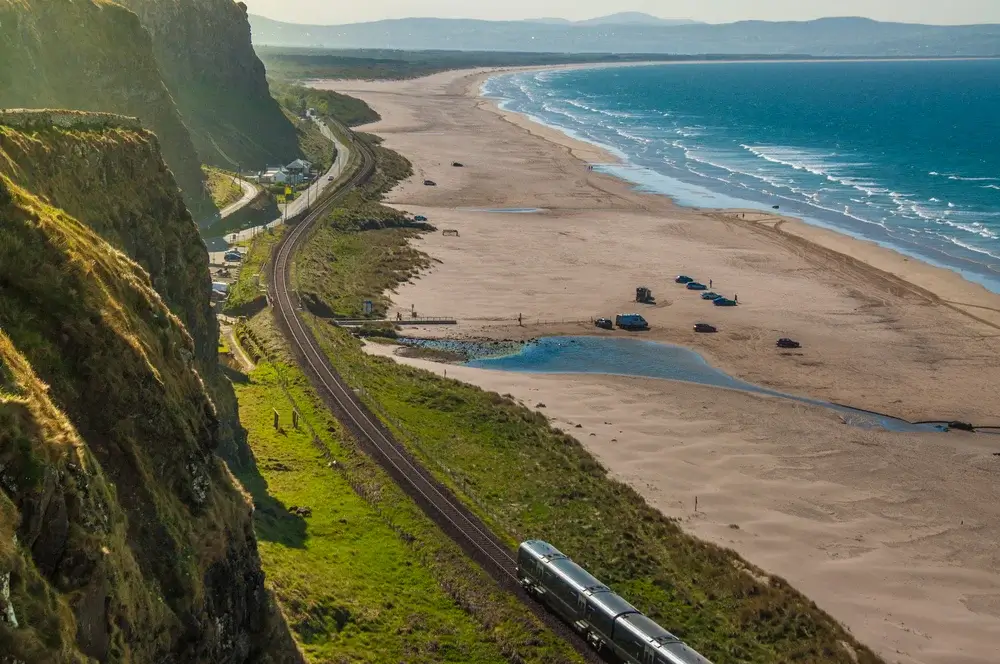 Downhill Beach togstrækning mellem Londonderry kyst og Belfast