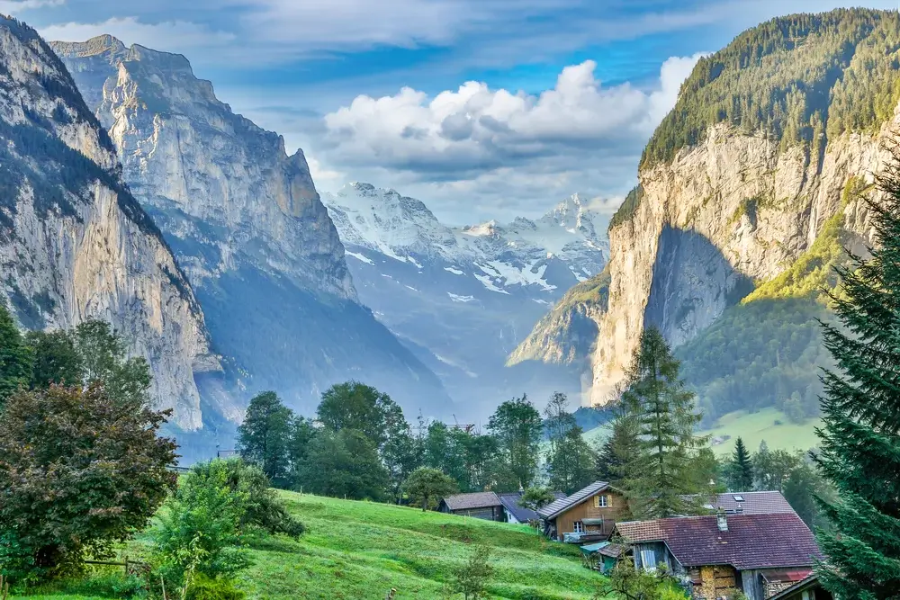 dramatiske bjergtoppe – Togrejse gennem Schweiz