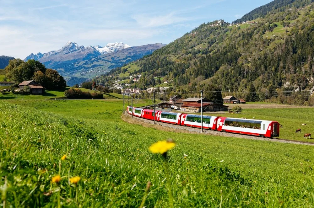 En af verdens smukkeste togrejser Glacier Ekspress på 1. eller 2. klasse