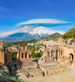 Sicilien med Etna i baggrunden. Italien med tog
