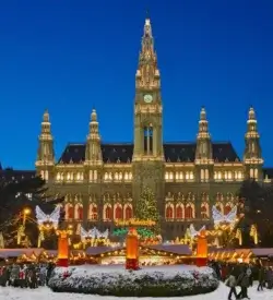 Wiener Christkindlmarkt foran rådhuset i snevejr – julemarked i Europa med tog