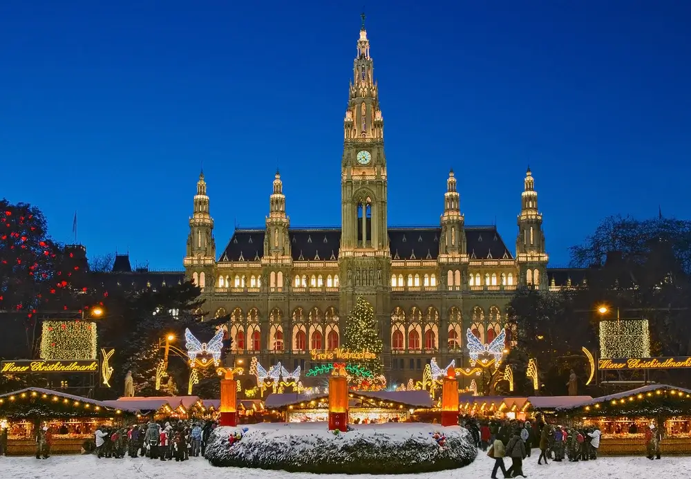 Wiener Christkindlmarkt foran rådhuset i snevejr – julemarked i Europa med tog