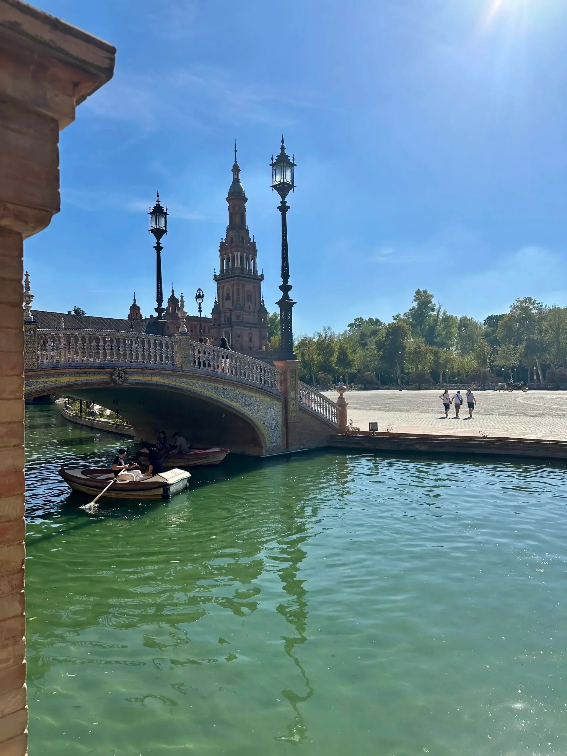 Tag en sejltur i kanalerne og nyd udsigten fra vandsiden.