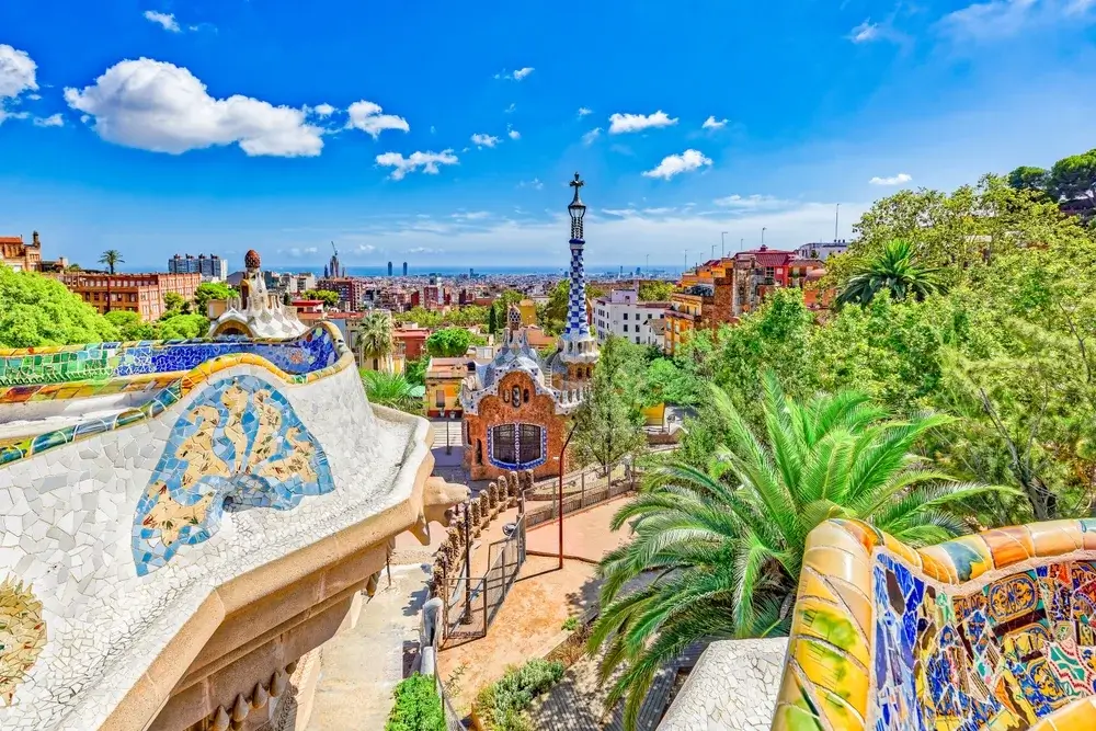 I Barcelona kan Gaudís eventyrlige verden i Park Güell opleves. Et sted fyldt med farver og udsigt over byen.