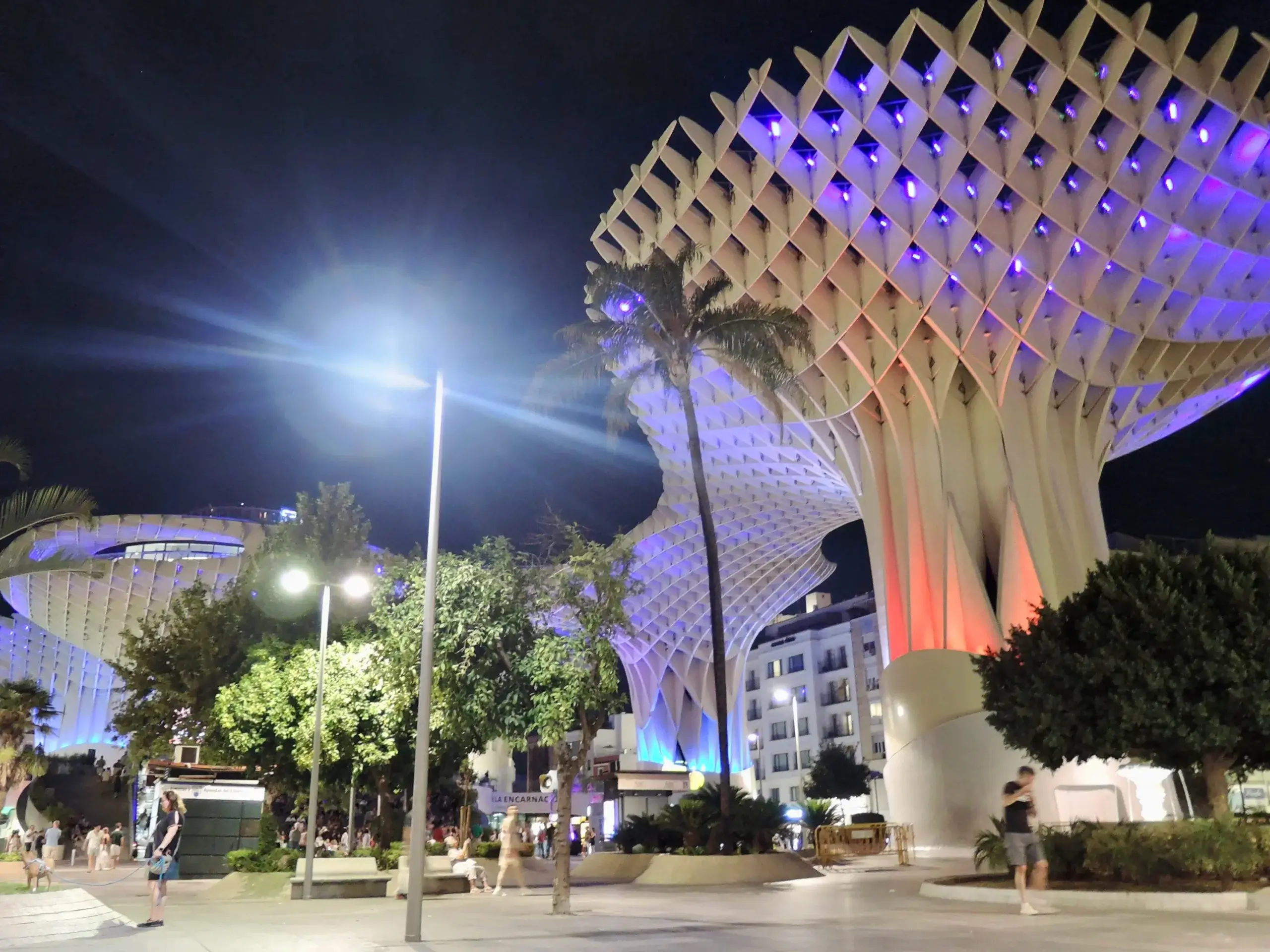 Las Setas lyser op i aftenen – et moderne arkitektonisk ikon midt i den historiske by.