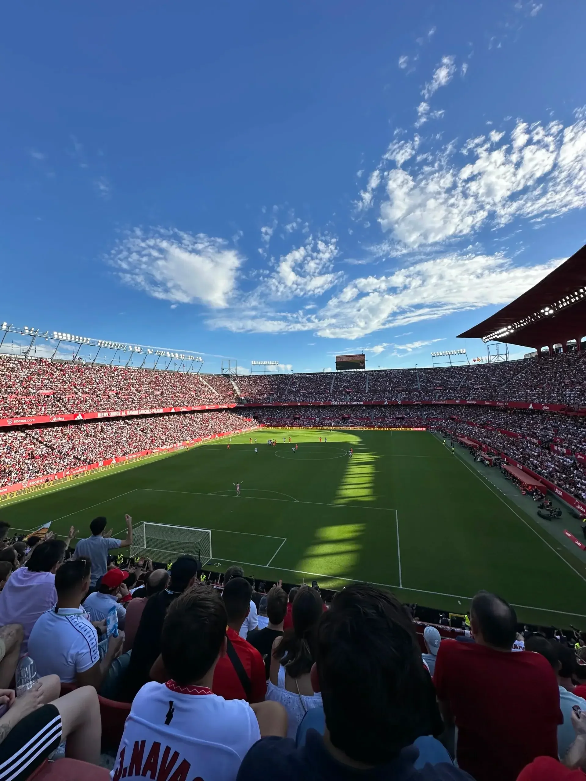 Oplev stemningen på stadion når Sevilla FC spiller på hjemmebane. Her vibrerer hele byen af passion og stemning.