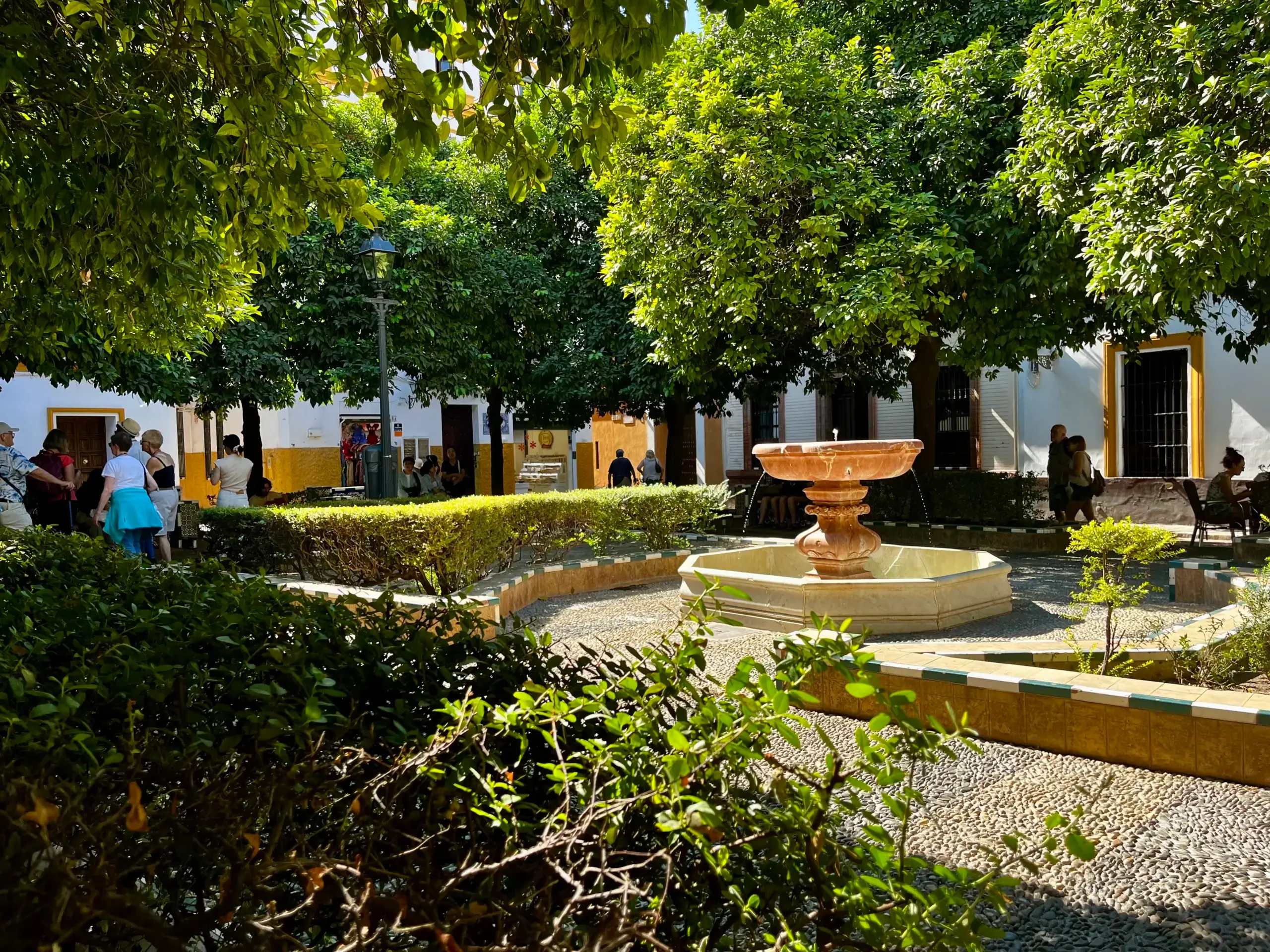 I det hyggelige Santa Cruz kvarter finder du små gårdhaver, appelsintræer og stemningsfyldte pladser.