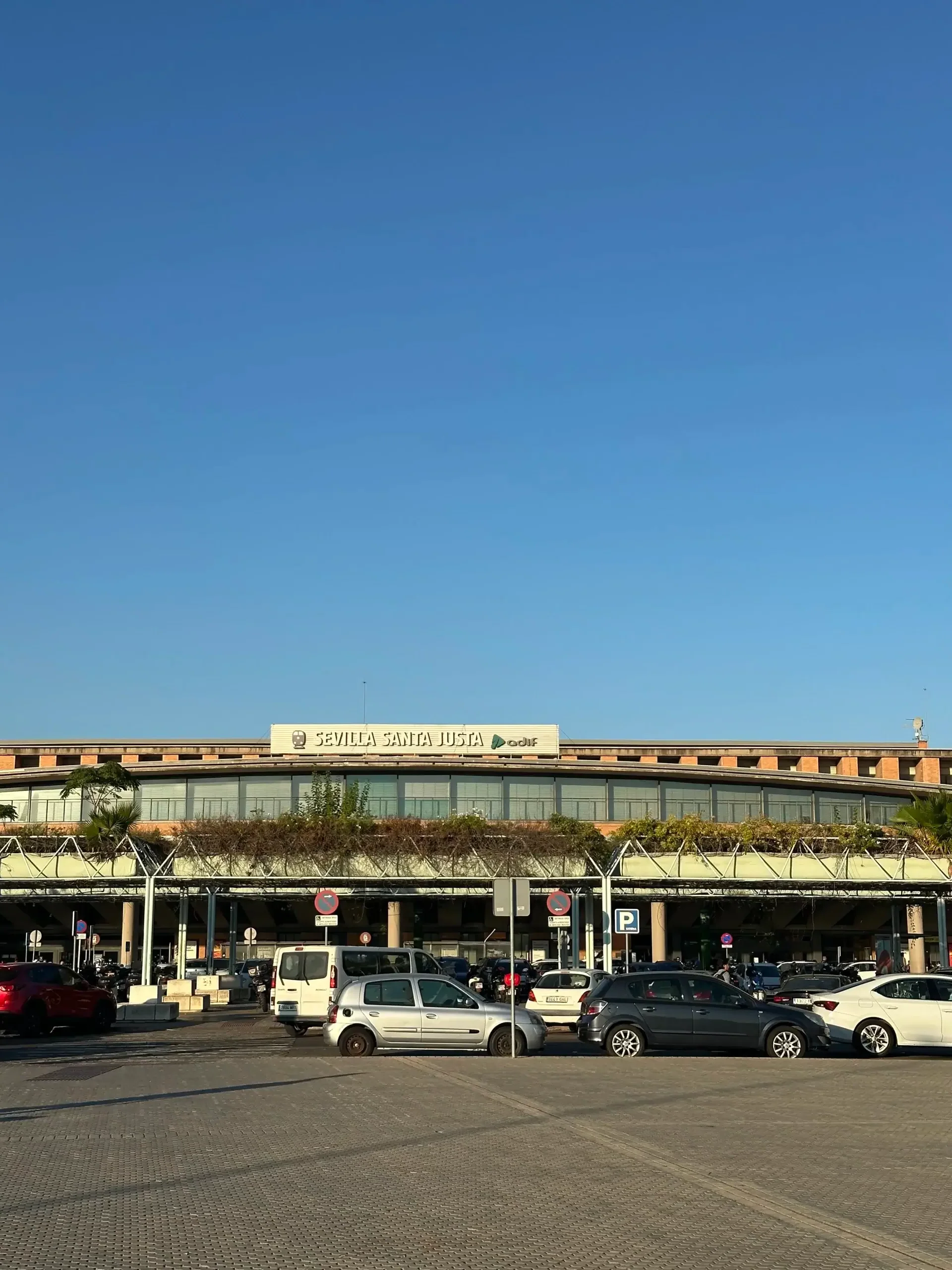 I Sevilla ankommer man til Santa Justa, byens centrale togstation med forbindelse til resten af Spanien.