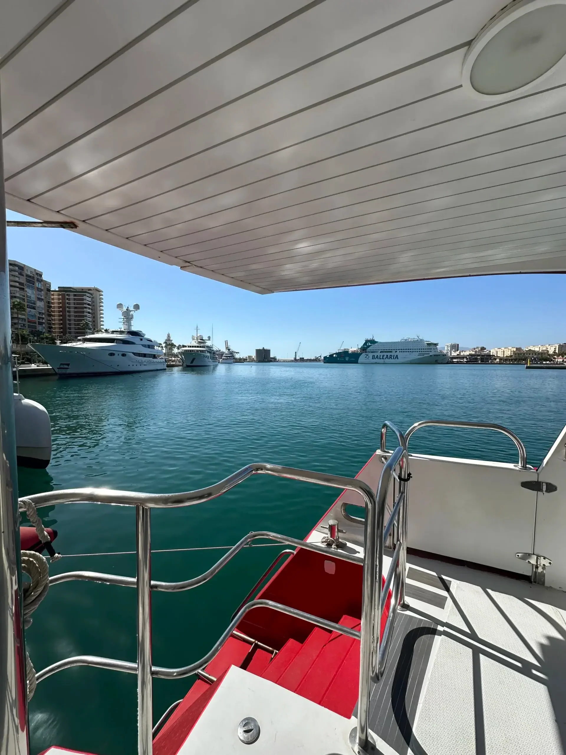 Tag en bådtur ud på vandet – og se byen fra en ny vinkel på en rolig sejltur i havnen.