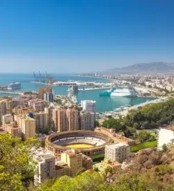 Udsigt over Málaga med by, havn og bjerge i baggrunden