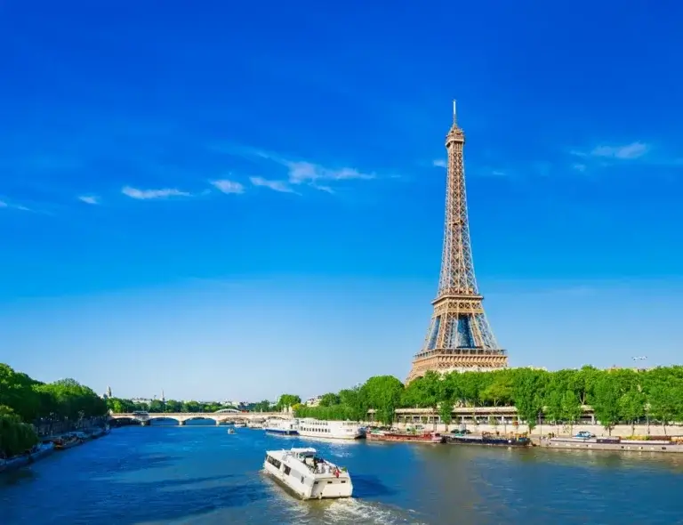 Seinen med Eiffeltårnet i baggrunden. Frankrig med tog i Paris