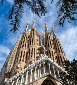 Sagrada Família i Barcelona set nedefra mod den blå himmel
