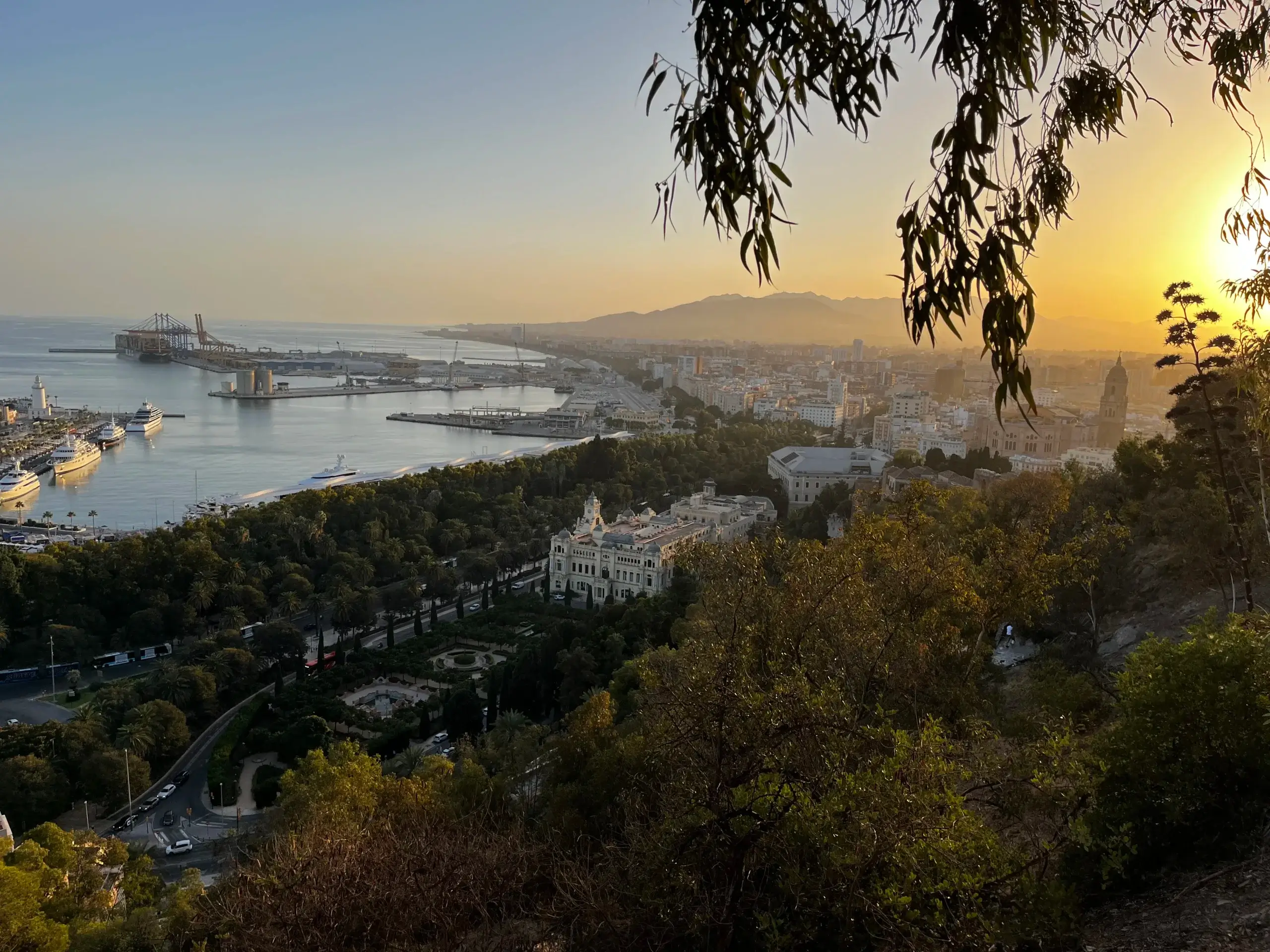 Fra Castillo Gibralfaro kan du se solen gå ned bag bjergene.