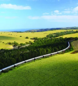 Rovos Rail gennem grønne sletter på vej mod Victoria Falls