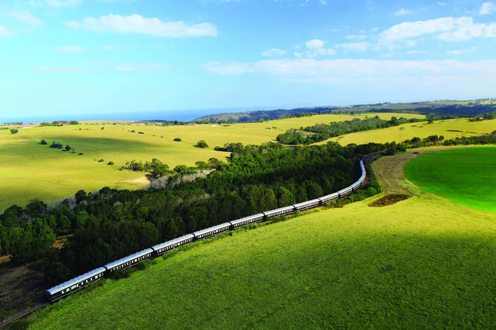Rovos Rail gennem grønne sletter på vej mod Victoria Falls