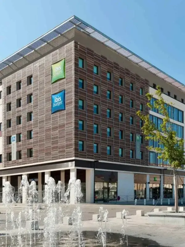 ibis Styles Nîmes Gare Centre — facade over for banegården
