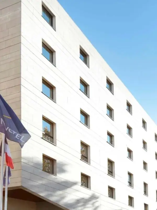 Novotel Atria Nîmes Centre — facade ved arenaen