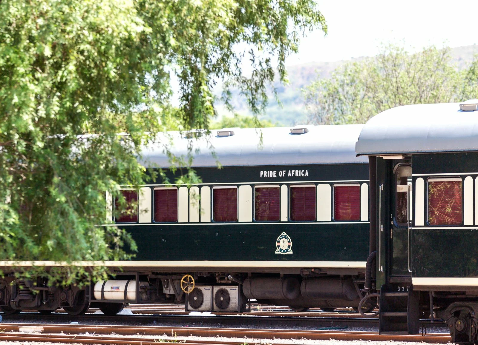 Rovos Rails vintagevogne i afrikansk landskab