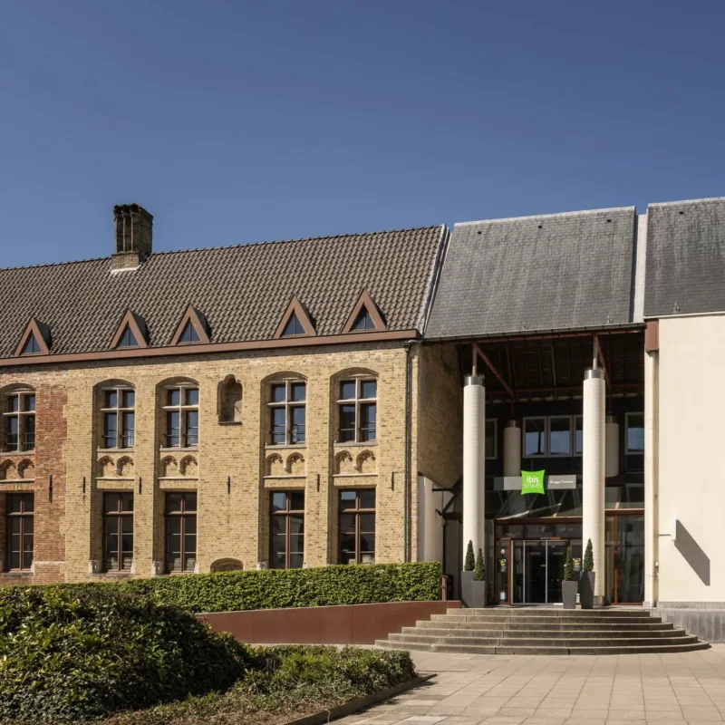 Facaden på ibis Styles Brugge Centrum med den gamle murstensbygning og indgangen
