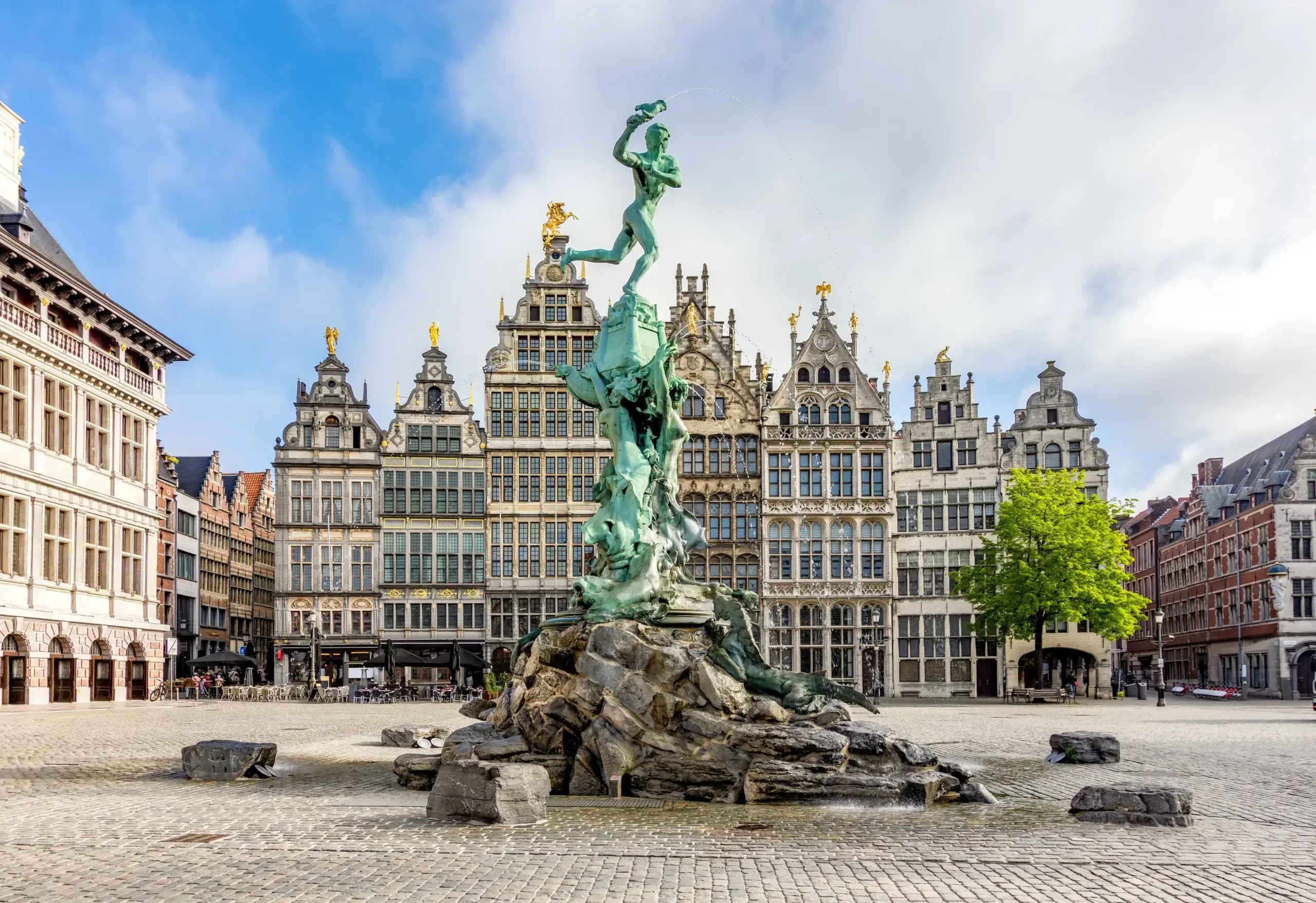 Brabo-fontænen foran laugshusene på Grote Markt i Antwerpen