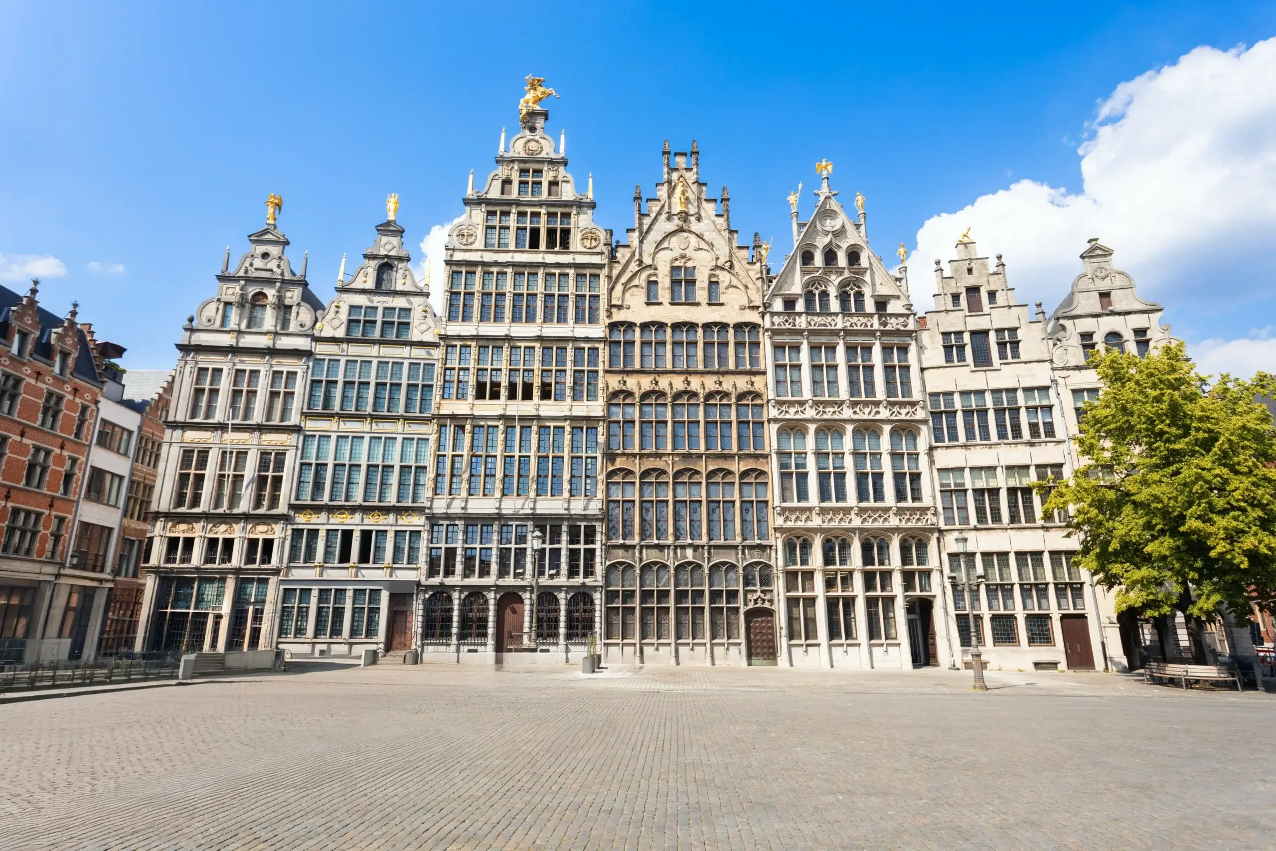 Række af udsmykkede laugshuse på det historiske Grote Markt i Antwerpen