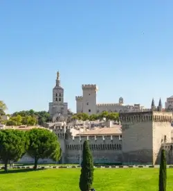 Pavepaladset Palais des Papes bag bymuren i Avignon