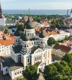 Tallinns gamle bydel med røde tegltage og middelaldertårne