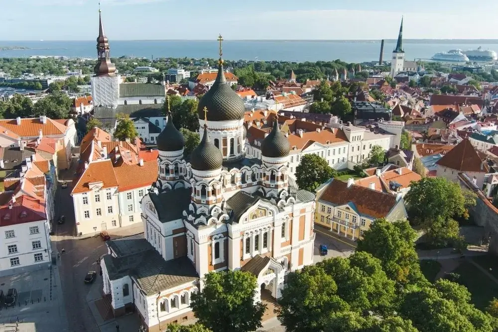 Tallinns gamle bydel med røde tegltage og middelaldertårne