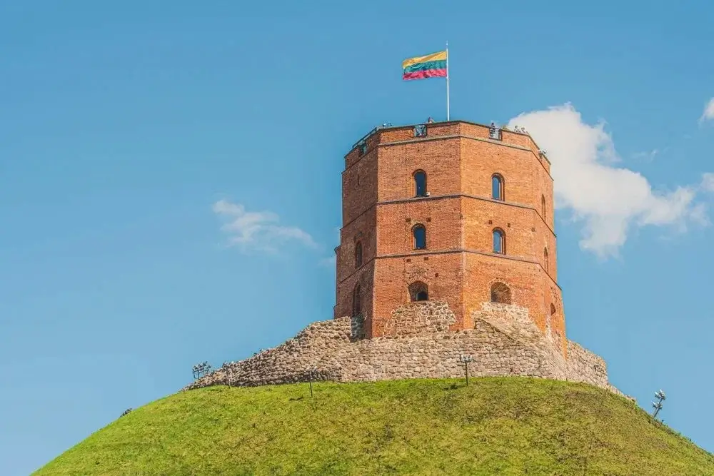 Gediminas-tårnet på højen over Vilnius