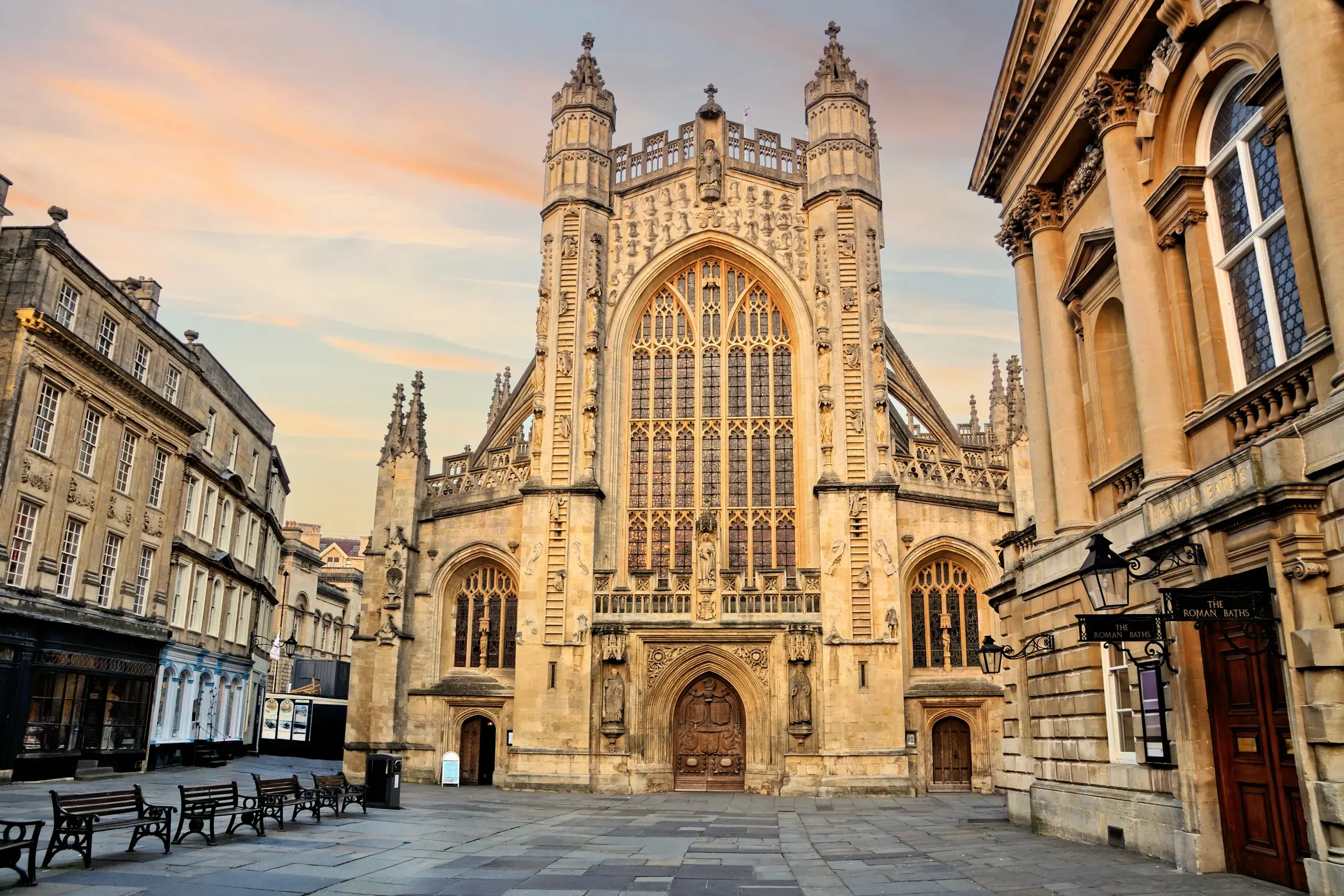 Bath Abbey og de romerske bade i Bath ved solnedgang