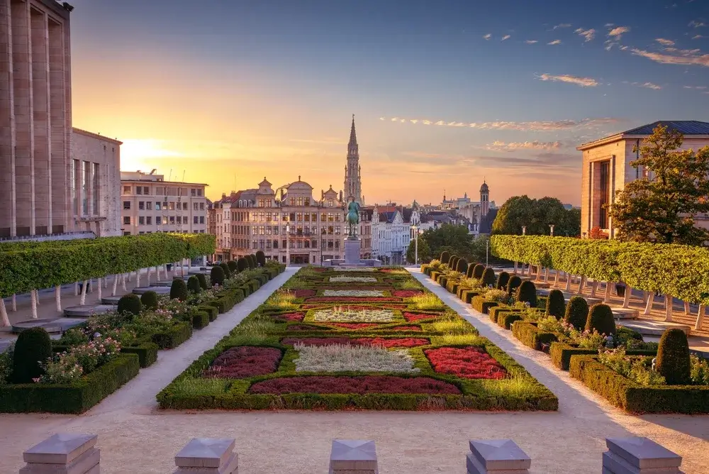 Haverne på Mont des Arts i Bruxelles ved solnedgang med rådhustårnet i baggrunden