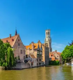 Rozenhoedkaai i Brugge med kanalen, gavlhuse og Belfort-tårnet i baggrunden