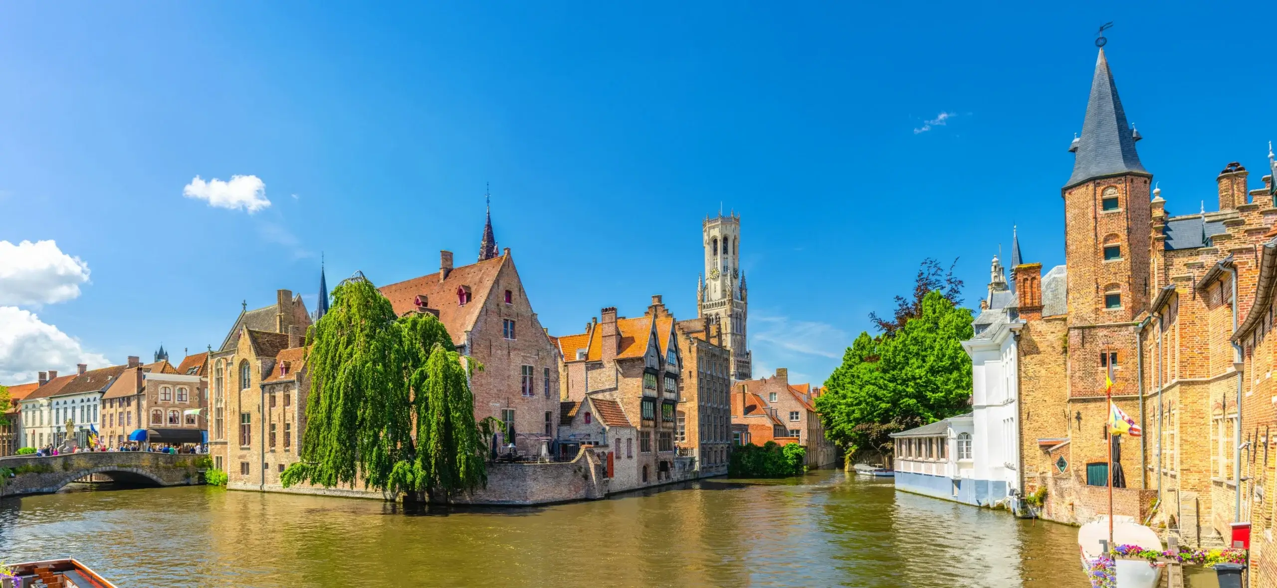 Rozenhoedkaai i Brugge med kanalen, gavlhuse og Belfort-tårnet i baggrunden