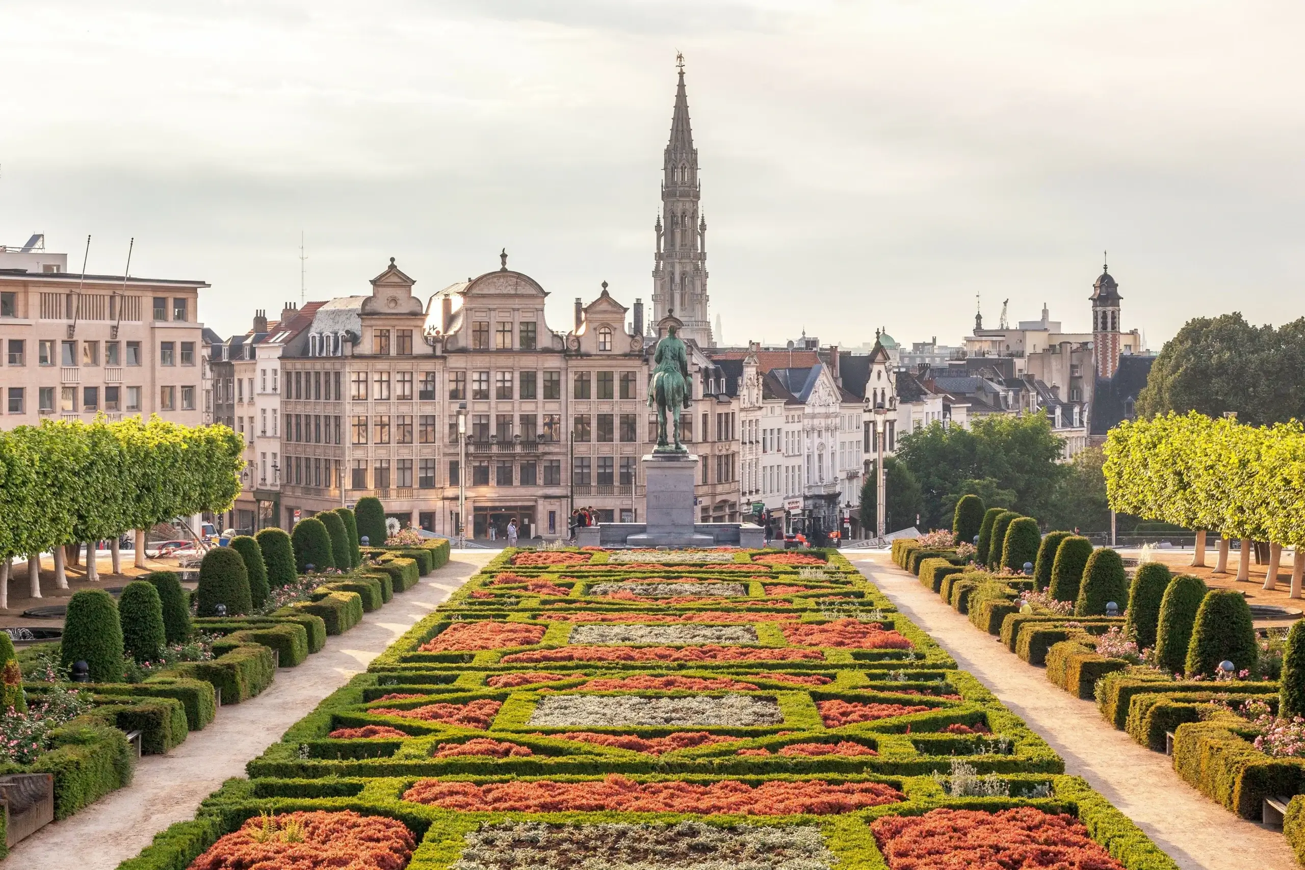 Haven på Mont des Arts i Bruxelles med rådhustårnet i baggrunden