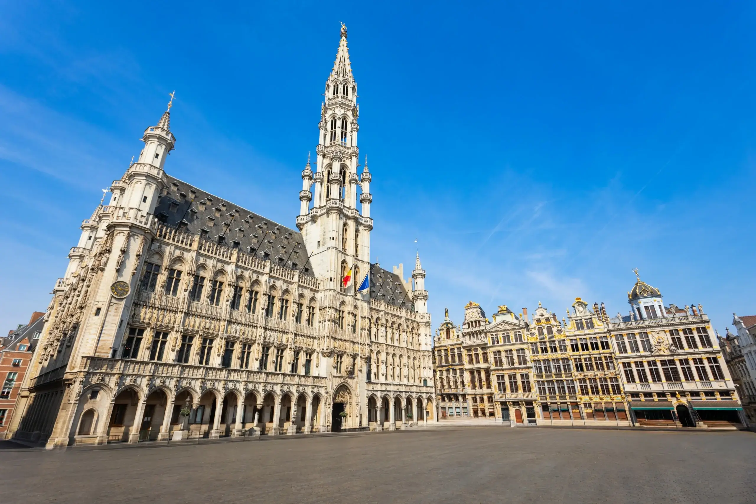 Rådhuset og laugshusene på Grand Place i Bruxelles under en klar blå himmel