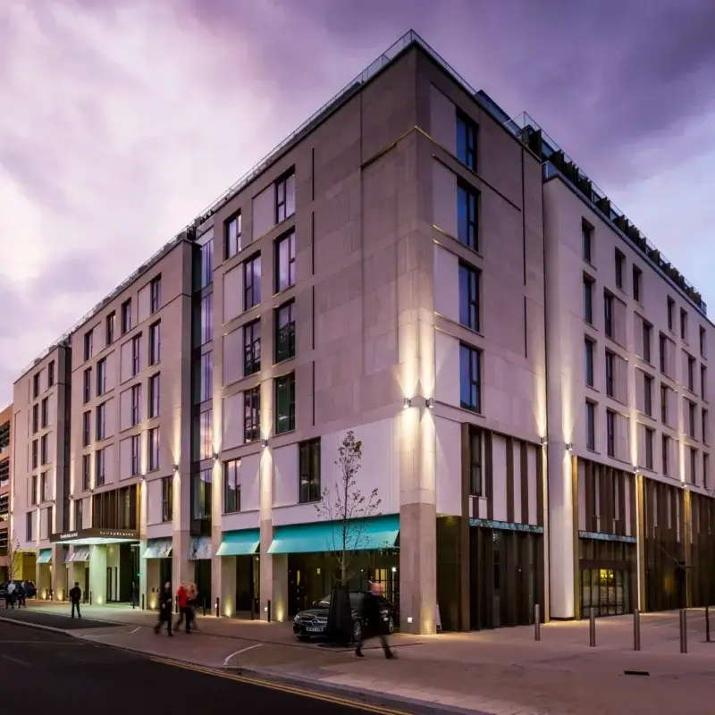 Hotellets facade i skumringen