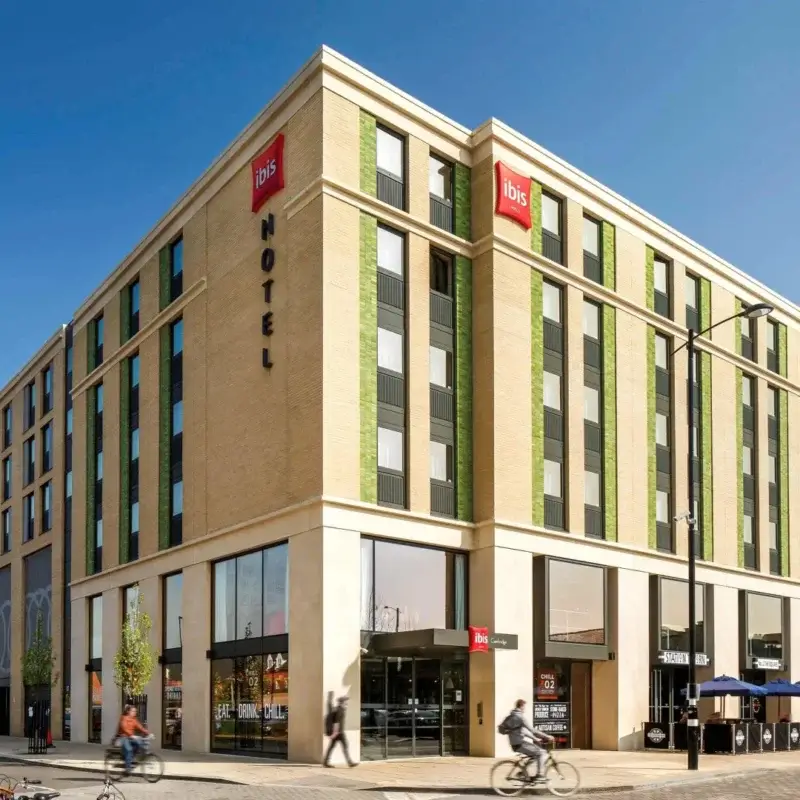 Moderne facade på ibis Cambridge Central Station