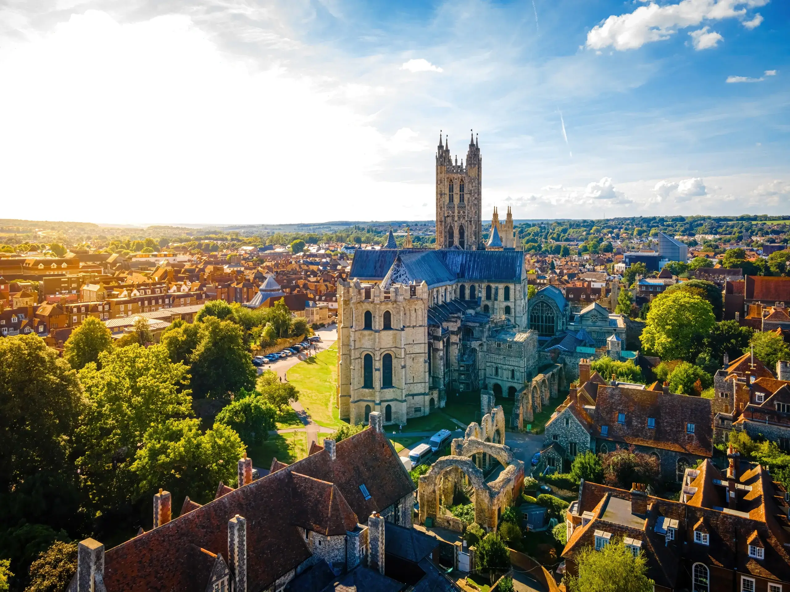 Canterbury Cathedral set fra luften over byens tage