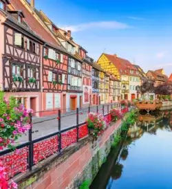 Kanalen i Petite Venise i Colmar med farverige bindingsværkshuse