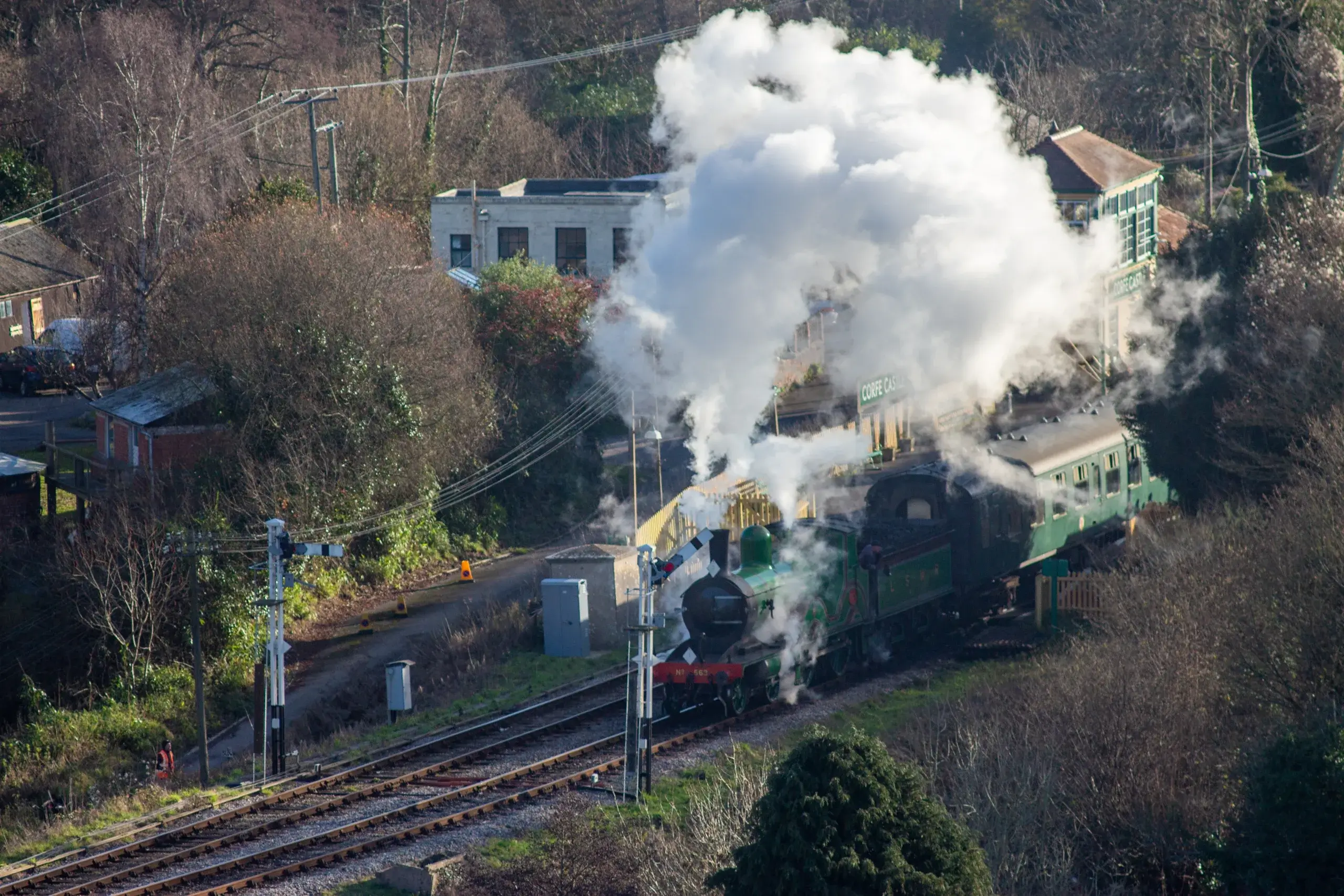 Damptog på Swanage Railway ved borgruinen Corfe Castle