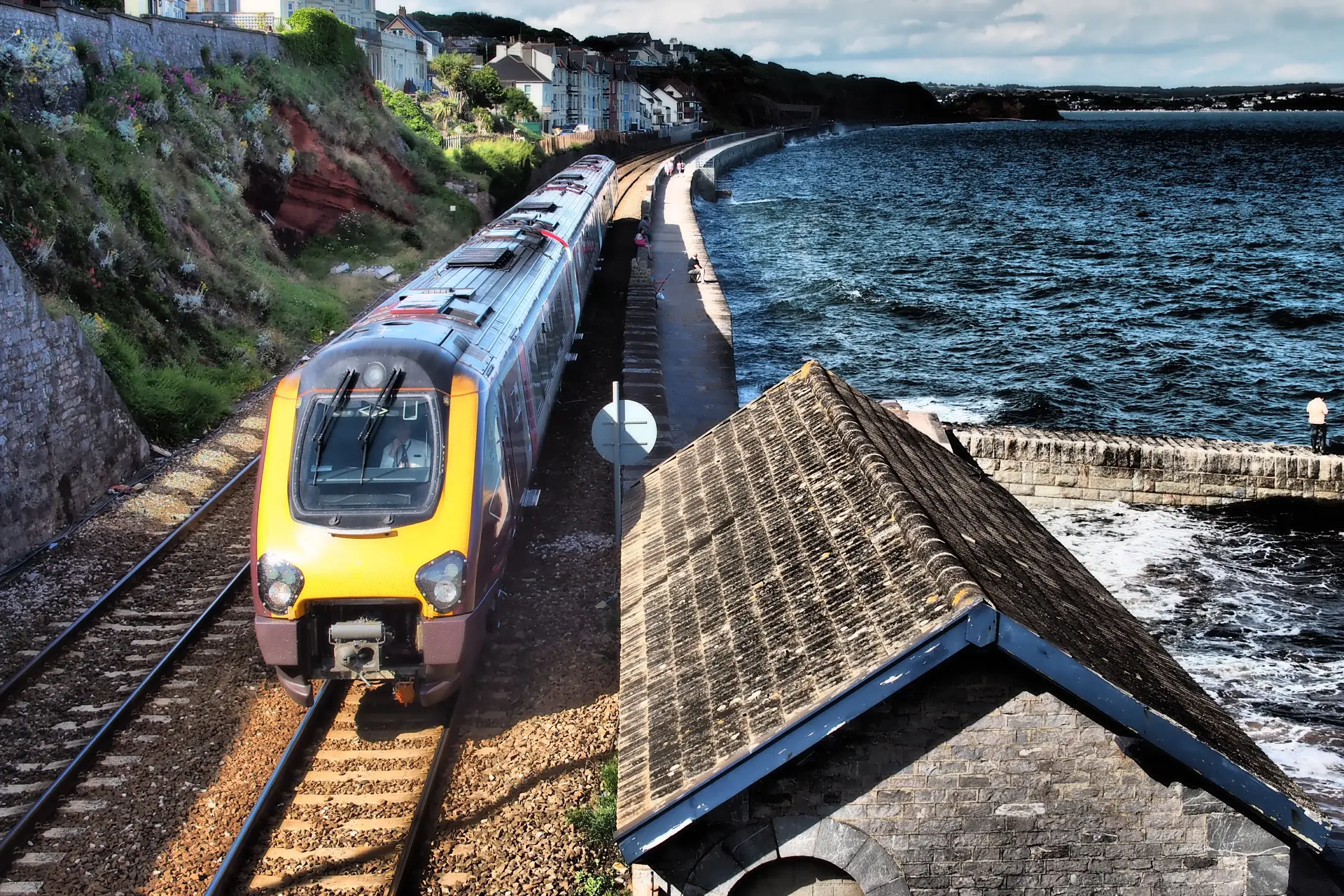 Tog på havmuren ved Dawlish i Devon