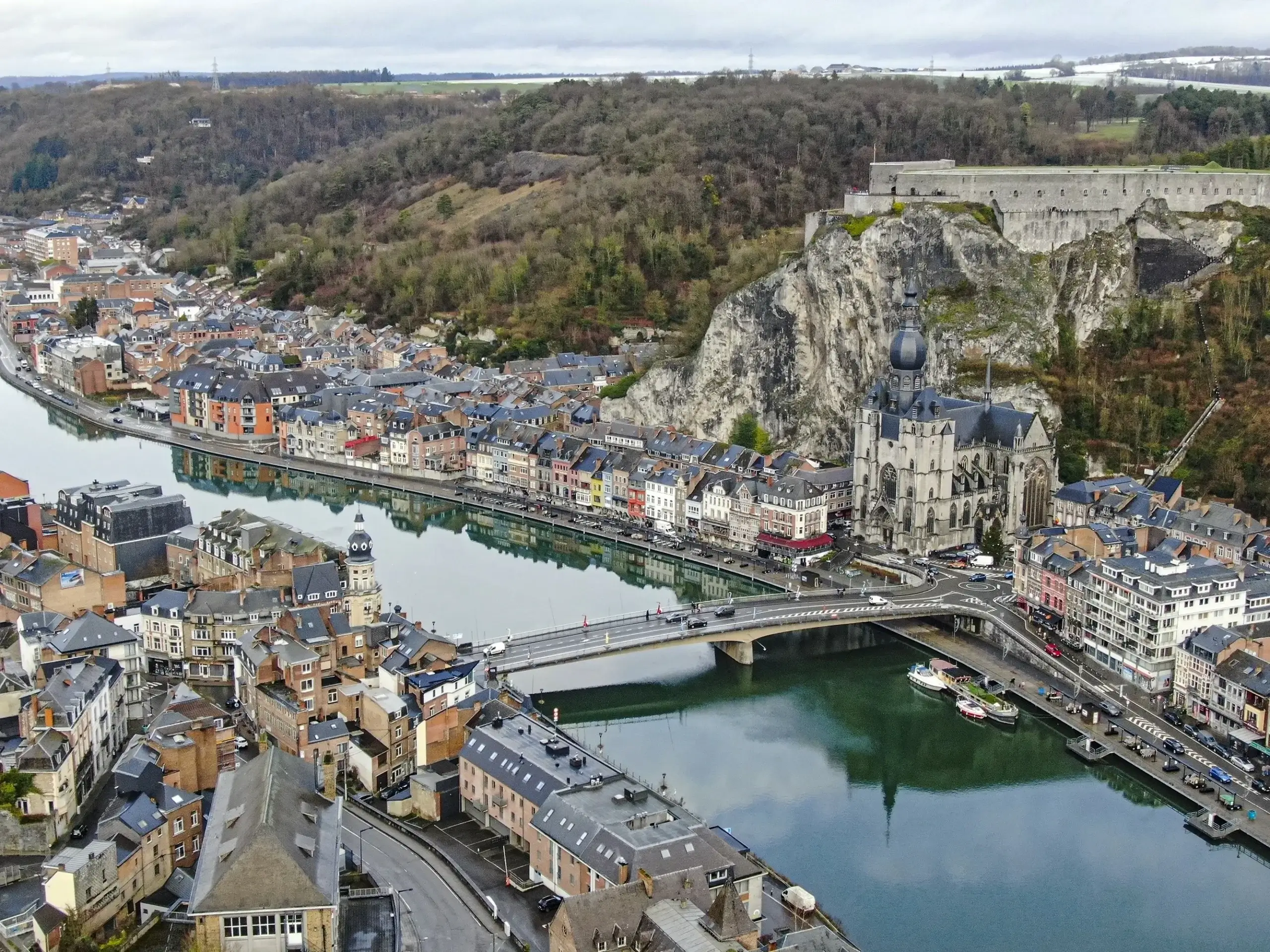 Dinant set fra oven langs floden Meuse med citadellet på klippen og Notre-Dame-kirken