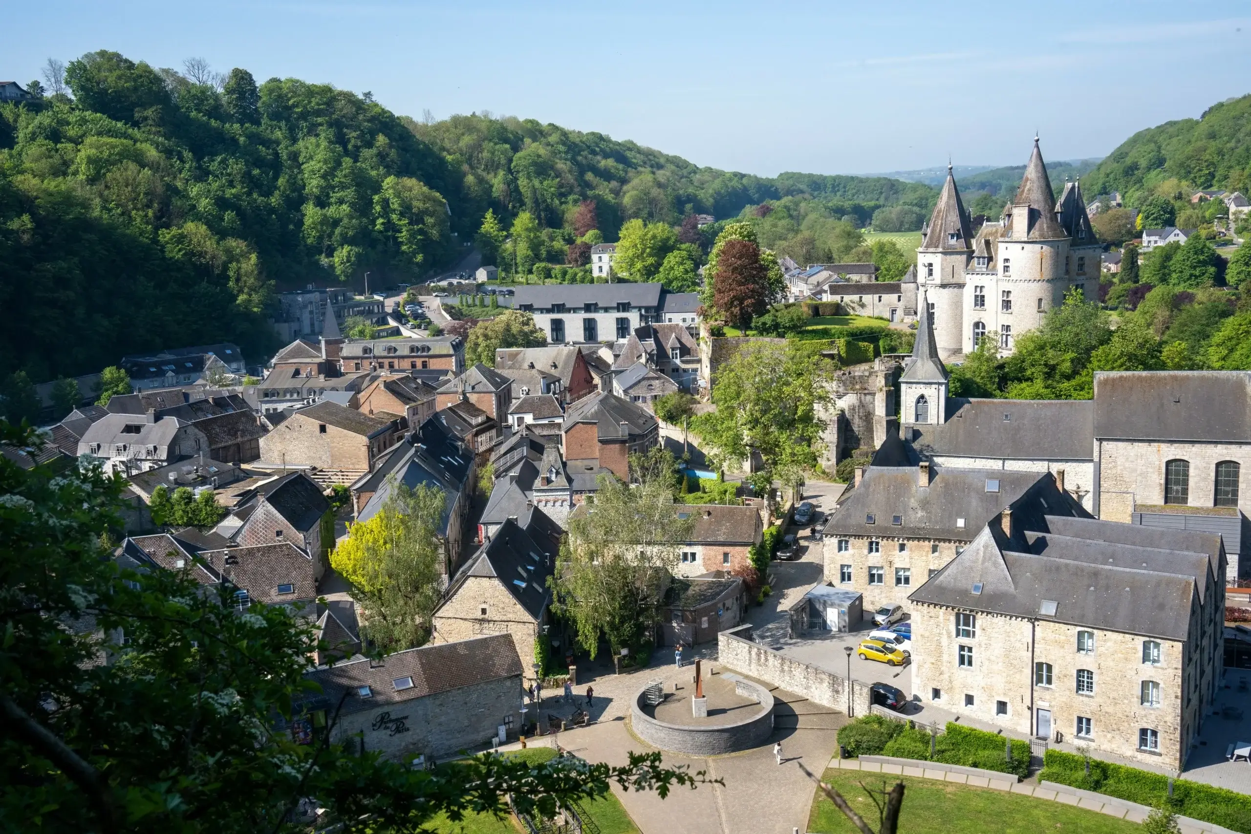Den gamle by Durbuy i Ardennerne med stenhuse og skovklædte skrænter